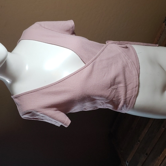 Me to We Essentials Dusty Pink Faux Wrap Cropped T-shirt (0482) 💥 - Picture 2 of 9